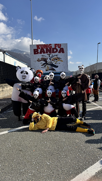 La Kung Fu Banda in posa marziale